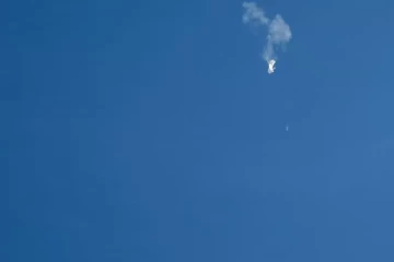 சுட்டு வீழ்த்தப்பட்ட சீன பலூனின் எச்சங்களை மீட்கும் முயற்சியில் அமெரிக்க கடற்படை