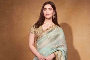 டிராஸ்பெரண்ட் சேலையில் சச்சின் மகள் சாரா டெண்டுல்கர்!! புகைப்படங்கள் இதோ..