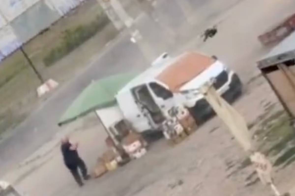 துரத்தித் துரத்தி தாக்கிய ரஷ்ய ட்ரோன்..! | Russian Drone Chases And Attacks Street Vendor துரத்தித் துரத்தி தாக்கிய ரஷ்ய ட்ரோன்..! | Russian Drone Chases And Attacks Street Vendor