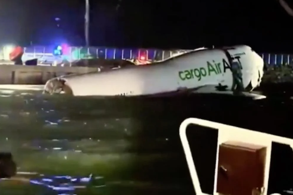 ஓடுபாதையில் இருந்து விலகி கடலில் விழுந்த விமானம் - இருவர் பலி | Tragedy Hong Kong Airport Dubai Cargo Flight Skids