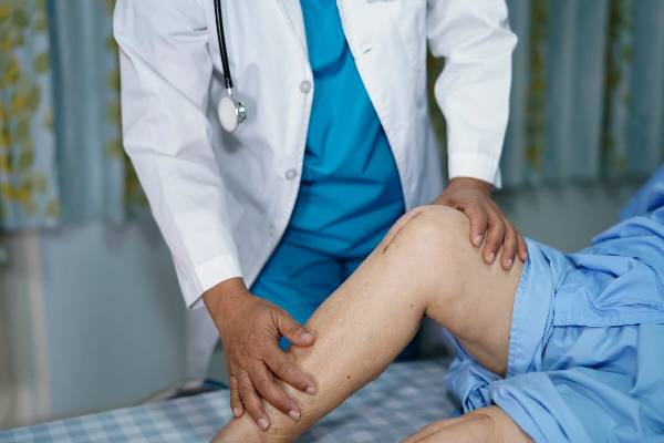 முழங்கால் அறுவை சிகிச்சைக்குப் பின் தாய் மொழியையே மறந்த சிறுவன்! என்ன நடந்தது? | After Knee Surgery A 17 Year Old Teenager Behaver