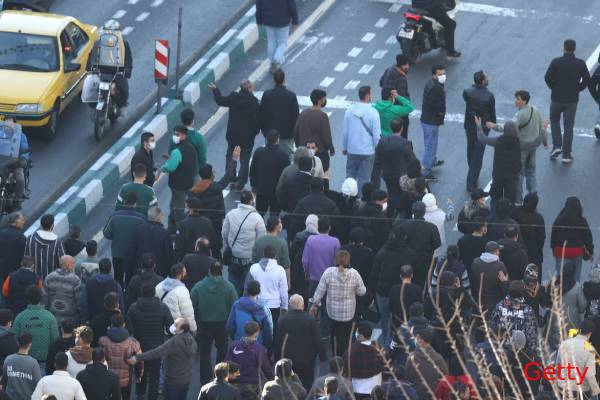 இறந்து 47 வருடங்கள் ஆகிறது... பயப்படப் போவதில்லை: ஈரானில் இடி முழக்கமான பெண்ணின் குரல் | Iran Woman Bloody Protest