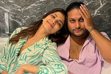 மாளவிகா மோகனன் உடன் நெருக்கமாக இருக்கும் இந்த நபர் யார்? போட்டோ படுவைரல்