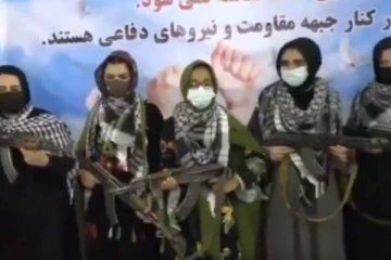 ஆப்கானில் தாலிபான்களை எதிர்த்து.. துணிச்சலுடன் கையில் துப்பாக்கி ஏந்தி நிற்கும் பெண்கள்! புல்லரிக்க வைக்கும் வீடியோ காட்சி