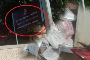 யாழில் தேடுவாரற்று  தெருவில் வீசப்பட்ட  பரீட்சை வினாத்தாள்கள்