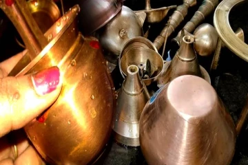 பூஜை விளக்கை இனி கை வலிக்க தேய்க்க வேண்டாம்.. இலகுவாக பளபளப்பாக மாற்றுவது எப்படி?