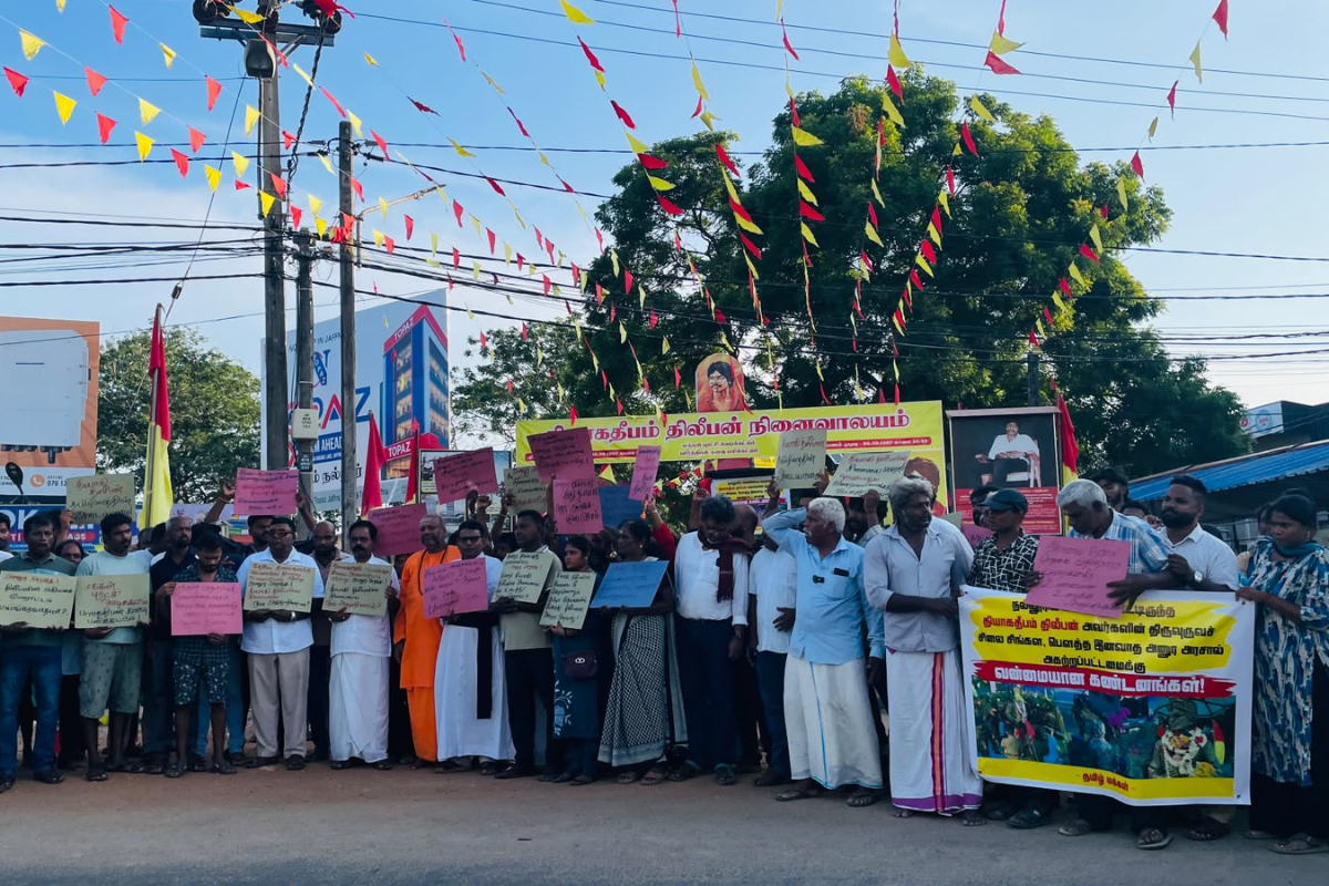 பொலிஸாரால் அகற்றப்பட்ட திலீபன் சிலை ; போராட்டத்தில் குதித்த யாழ் மக்கள் | Thileepan Statue Removed Jaffna Protests பொலிஸாரால் அகற்றப்பட்ட திலீபன் சிலை ; போராட்டத்தில் குதித்த யாழ் மக்கள் | Thileepan Statue Removed Jaffna Protests