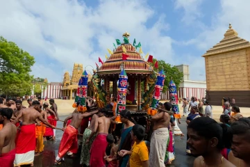 பாரம்பரிய மரபுடன் நல்லூர் கந்தசுவாமி ஆலயத்தை வந்தடைந்த புனிதக் கொடிச்சீலை