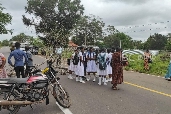பாடசாலை மாணவர்களை ஏற்றாது செல்லும் பேருந்துகள் - ஆத்திரமடைந்து வீதியை மறித்த பெற்றோர்! | Sri Lanka Mullaitivu School Student Protest