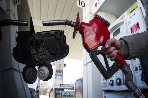 கனடாவில் 2 டொலர்களை எட்டுமா பெற்றோல் விலை? | Gas Prices To Rise Soon Reach 2 Per Litre