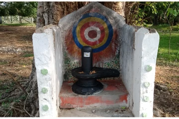 கைவிடப்பட்ட இராணுவ முகாமின் வழிப்பாட்டிடத்தில் சிவலிங்கம்(Photos)