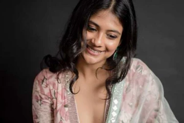 நடிகை அதிதி பாலனா இது!! டிரான்ஸ்பெரண்ட் ஆடையில் மயக்குறாங்களே..