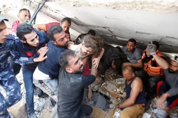 இஸ்ரேல் நடத்திய கொடூர தாக்குதல்;  7 மணி நேரத்திற்கு பின்  உயிருடன் மீட்கப்பட்ட சிறுமி