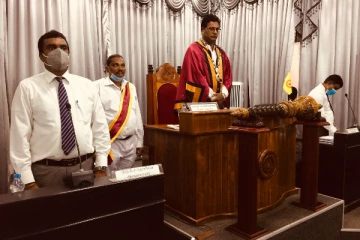 வரலாற்றில் முதல் தடவையாக செங்கோலுடன்  யாழ். மாநகரசபை அமர்வு  (Photos)