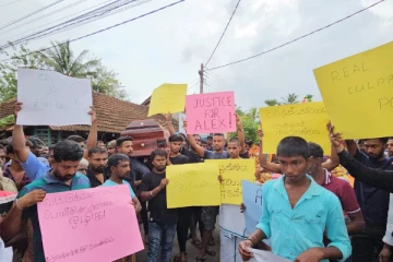 யாழில் அடித்துக்கொல்லப்பட்ட இளைஞன்: சடலத்துடன் போராட்டத்தில் ஈடுபடும் மக்கள்(படங்கள்)