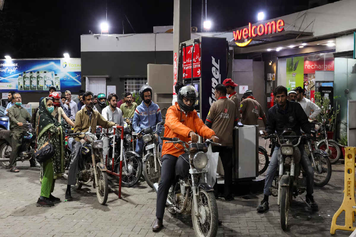 மத்திய கிழக்கில் போர் பதற்றம்; பாகிஸ்தானில் எரிபொருள் விலை திடீர் உயர்வு | Middle East War Fuel Prices Rise In Pakistan