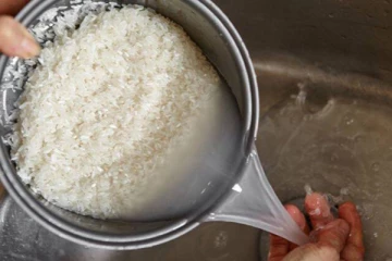 ஒரே இரவில் உங்கள் முகம் பளிச்சுன்னு மின்ன வேண்டுமா? அப்போ வடித்த நீரை இப்படி பயன்படுத்தி பாருங்க!