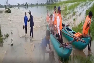 மட்டக்களப்பில் கனமழை: வெள்ளத்தில் மூழ்கிய கிராமங்கள்(Video)