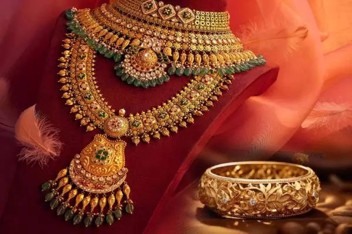 நகை பிரியர்களுக்கு மகிழ்ச்சி - ஒரே நாளில் சவரனுக்கு ரூ.1,240 குறைந்த தங்கம்! | Today October 22 Gold And Silver Price In Chennai