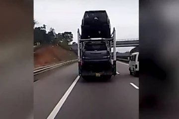 இலங்கையில் தடையை மீறி சொகுசுக்கார்கள் இறக்குமதி?