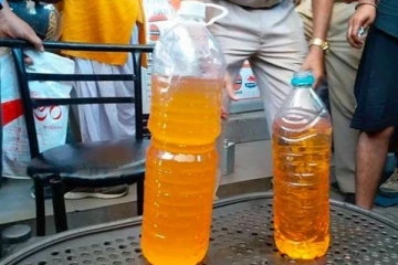 ஒரு போத்தல் பெற்றோலை அநியாய விலைக்கு விற்ற பெண் கைது!