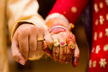 யாழில் நடைபெற்ற இரகசிய திருமணம்- புகைப்பட ஆதாரத்துடன் பொலிஸார் தேடுதல் வேட்டை!