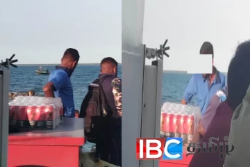 நெடுந்தீவுக்கான பயணிகள் சென்ற படகில் மதுபானங்களை ஏற்றிச் சென்ற கடற்படையினர்