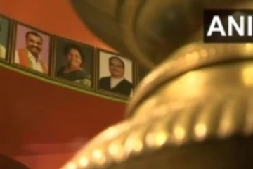 ஜெயலலிதா கோயிலில் பாஜக தலைவர்களின் புகைப்படங்கள்: சர்ச்சையில் அதிமுக