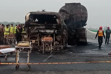 பாகிஸ்தானில் இடம்பெற்ற வேன் விபத்தில் 16 பேர் பலி