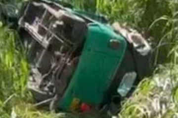 50 அடி பள்ளத்தில் பாய்ந்த ஓட்டோ ; இரு குழந்தைகள் உட்பட மூன்று பேர் காயம்