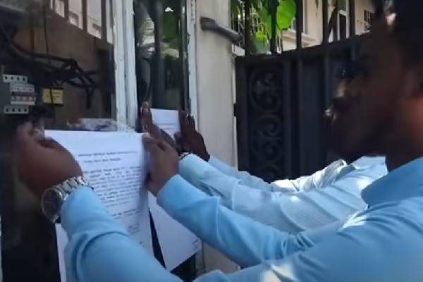 முன்னாள் அமைச்சர் ராஜித சேனாரத்னவின் வீட்டின் முன் பிடியாணை ஒட்டிய அதிகாரிகள் | Officers Arrest Warrant Minister Rajitha House