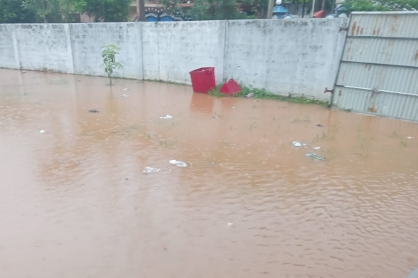 வெள்ளத்தில் தத்தளிக்கும் சுன்னாகம் பொலிஸ் நிலையம் | Jaffna Chunnakam Police Station Reels Under Flood