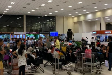 இலங்கையை விட்டு வெளியேறிய ஒரு இலட்சம் பேர்