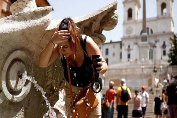 இத்தாலியில் சுற்றுலா பயணிகளுக்கு ஏற்பட்டுள்ள அவல நிலை! | Tourists Suffering From Lack Of Water In Italy
