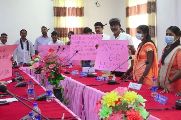 மக்களை கொன்று அரசியல் செய்யாதே: மன்னாரில் அரசுக்கு எதிராக கறுப்பு பட்டி அணிந்து போராட்டம் (Photos)