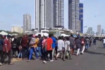 විශාල පිරිසක් ඇදෙමින් පවතින ගෝල් ෆේස් අරගල භූමියේ නවතම තත්ත්වය..(VIDEO)