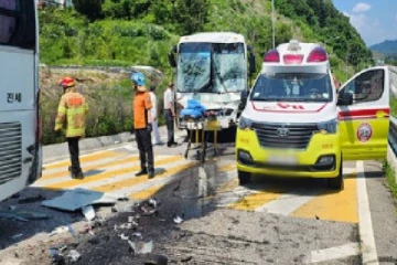 பாடசாலை பேருந்துகள் உள்பட 8 வாகனங்கள் அடுத்தடுத்து மோதி பயங்கர விபத்து!