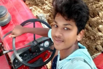 செல்பி மோகத்தால் டிராக்டருன் கிணற்றுக்குள் விழுந்த சிறுவன் பரிதாப பலி- கதறிய ஊர் மக்கள்!