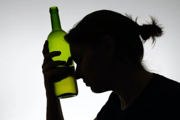 பொலிஸ் அதிகாரியின் விரலை கடித்த பெண்!
