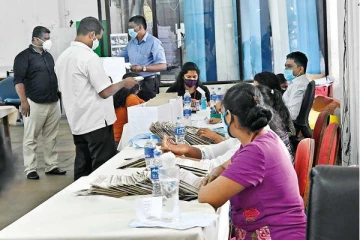 இலங்கையில் அரச ஊழியர்கள் ஓய்வு பெறுவது தொடர்பில் முடிவை மாற்றிய அரசு