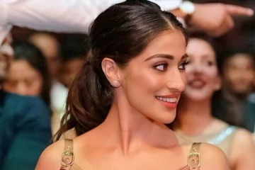 மாலத்தீவில் அரைகுறை ஆடையில் ஒய்யாரமாக படுத்திருக்கும் ராய் லட்சுமி- வைரல் போட்டோ