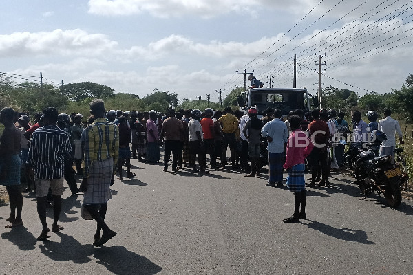 தமிழர் பகுதியில் நெஞ்சை உருக்கும் சம்பவம்..! தாயும் மகளும் உடல் நசுங்கி பலி (காணொளி) | Accident Death In Vavuniya