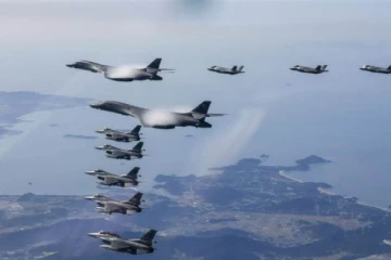 கொரிய தீபகற்பத்தில் பதற்றம்: குண்டு வீச்சு விமானங்களுடன் அதிகரிக்கும் போர் பயிற்சி