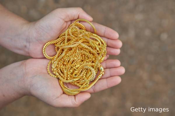 மோமோஸ் வாங்க ரூ.85 லட்ச தங்க நகைகளை கொடுத்த சிறுவன் - பெற்றோர் அதிர்ச்சி | Up Child Gives 85 Lakh Worth Gold For Free Momos