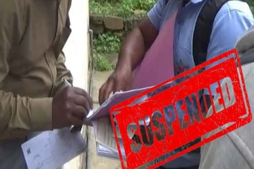 வாக்காளர் அட்டைகளை விநியோகிக்காமல் வைத்திருந்த தபால் ஊழியர் : உடன் எடுக்கப்பட்ட நடவடிக்கை