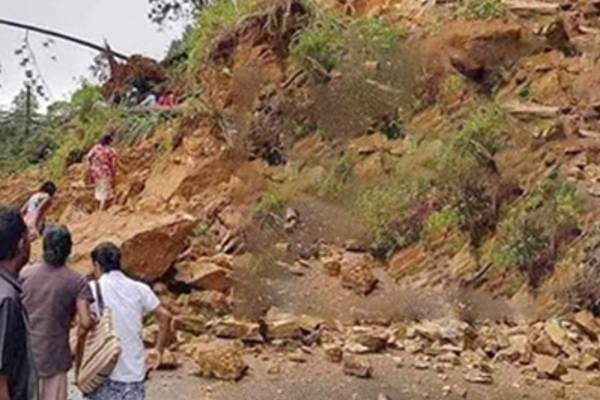 ஹட்டனில் பாரிய மண்சரிவு! சாரதிகளுக்கு பொலிஸார் விடுத்துள்ள அறிவுறுத்தல் | Landslide Landslide In Hutton