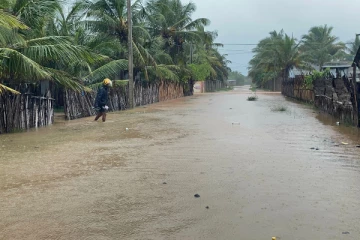 வெழுத்துவாங்கிய மழையால் வெள்ளக்காடான மன்னார்; மக்கள் அவதி!