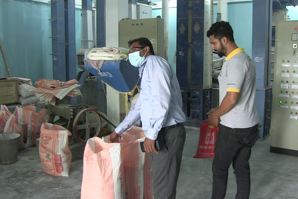 கிளிநொச்சியில் பாவனையாளர் அதிகார சபையால் அரிசி ஆலைகளில் திடீர் சோதனை (Photos) | Sudden Rice Mills Consumer Authority Kilinochchi