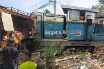 මෙරට ඉන්ධන ප්‍රවාහන දුම්රියක් බිහිසුණු අනතුරටකට ලක්වෙයි..!පිරිසක් රෝහලේ..(PHOTOS)