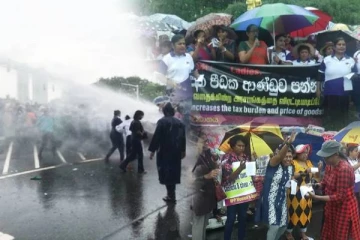 "தற்போதைய சிறிலங்கா அரசாங்கத்தை விரட்டுவோம்" நாடாளுமன்ற வளாகத்துக்கு முன்பாக நடத்தப்பட்ட பாரிய போராட்டம்